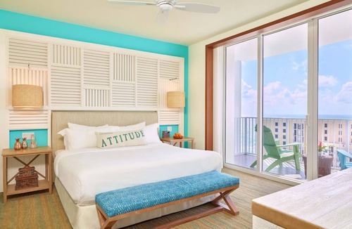 Hollywood Hotel | Elegant Seaside Getaway with Outdoor Pool, Entertainment and Fine Dining