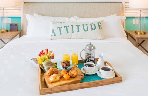 Hollywood Hotel | Elegant Seaside Getaway with Outdoor Pool, Entertainment and Fine Dining