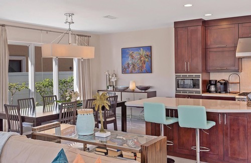 East Fort Lauderdale House | Elegant waterfront home with dock, heated pool and in a central location.