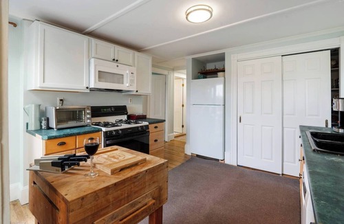 Gloucester Apartment | Elevated Fish & Ships on Canal: Walk to Beach,Park