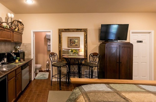 Fredericksburg House | Elizabeth Haus- Lower Suite | Fur Babies Welcome