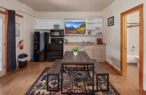 Coram Apartment | Elk Studio! 6 Miles to Glacier!