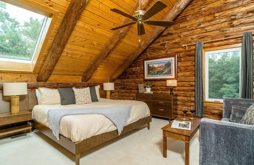 Front Royal Cabin | ELLIE'S LODGE COMES COMPLETE WITH ALL THE LOG CABIN GOOD VIBES!