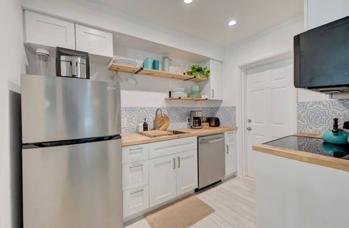 Deerfield Beach Cottage | Enchanting 2BR/1BA Casita 2 blocks to Beach