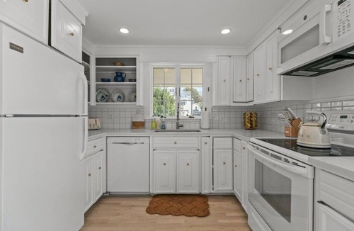 Easton's Point House | Endless Summer Cottage - Charming 3BR House near Beaches Middletown, RI