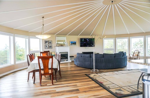 Broadkill Beach House | ENDLESS SUMMER ESCAPE - Unique Round Beach house 3BD, 2.5 BA - Sleeps 10 - Dog Friendly