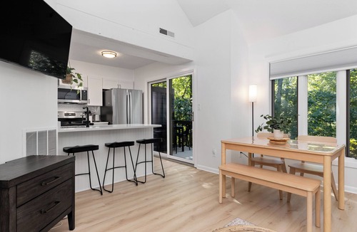 Wintergreen Condo | Enjoy breweries, wineries, hikes & music · Short walk to the resort and dining!