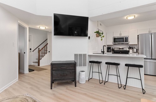 Wintergreen Condo | Enjoy breweries, wineries, hikes & music · Short walk to the resort and dining!