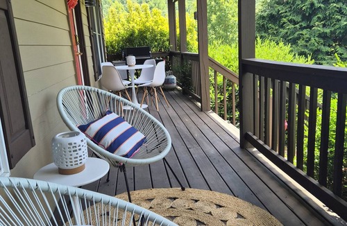 Afton Cottage | Enjoyable 2-bedroom cottage in Afton Virginia. 1.5 miles from the best winery!