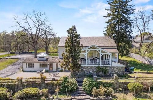 Mountainville House | Entire 4-bedroom vacation lodge in Mountanville, New York.
