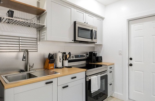 Downtown Fort Lauderdale House | Entire home newly renovated 2 living rooms2 full kitchens, and private backyard.