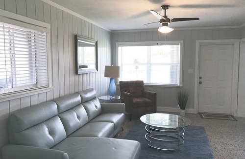 Middle River Terrace House | ENTIRE HOUSE W/HOT TUB WALK TO WILTON MANORS