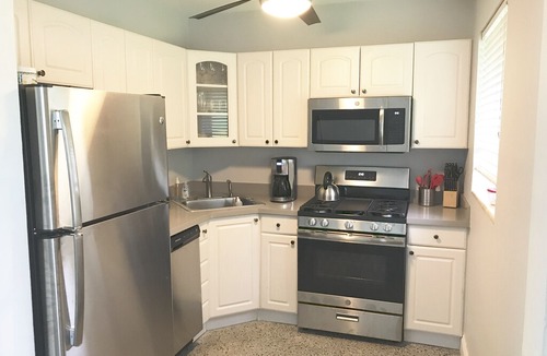 Middle River Terrace House | ENTIRE HOUSE W/HOT TUB WALK TO WILTON MANORS