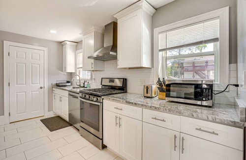 Lynn House | Entire Private home 3BDS 1 and half BTHS/Pet Friendly with fee