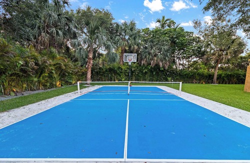 Golden Glades House | Epic Treehouse Villa | Pool Jacuzzi Pickleball