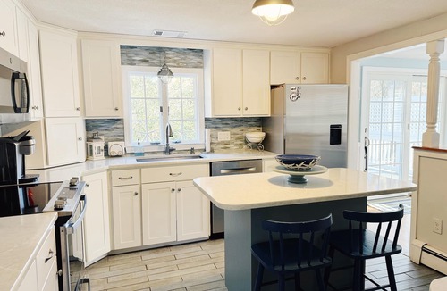 Harwich Center House | Es-Cape to Harwich 1.2miles to Bank Street Beach!