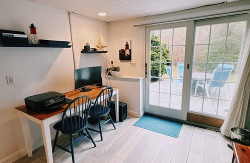 Harwich Center House | Es-Cape to Harwich 1.2miles to Bank Street Beach!