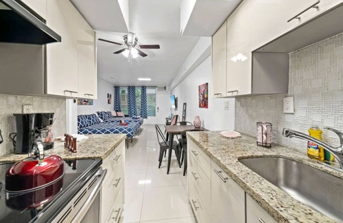 South Beach Condo | Escape 2 Beach, Ocean Dr Deco Apt w/2 Queenbeds