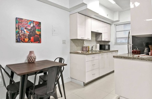 South Beach Condo | Escape 2 Beach, Ocean Dr Deco Apt w/2 Queenbeds