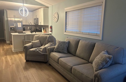 North Wildwood Condo | Escape to the shore! Close to restaurants and bars.