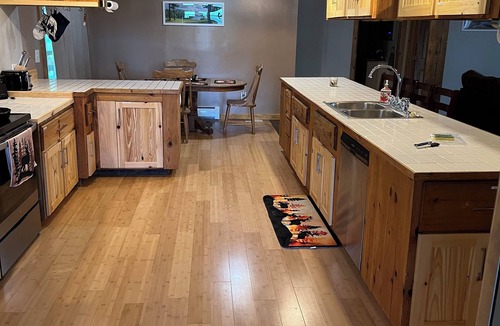 Lawrenceville House | Escape to the Woods! Farmhouse on 10 acres -Great Wifi, Big Kitchen. BOOK IT!