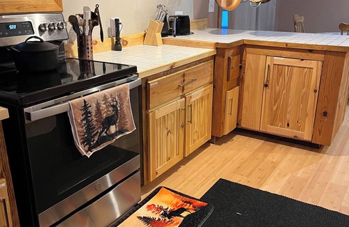 Lawrenceville House | Escape to the Woods! Farmhouse on 10 acres -Great Wifi, Big Kitchen. BOOK IT!