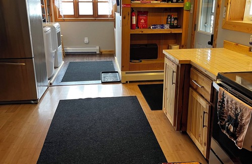 Lawrenceville House | Escape to the Woods! Farmhouse on 10 acres -Great Wifi, Big Kitchen. BOOK IT!