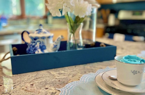 Sandwich House | Escape to Your Dream Retreat: Experience Lakeside Living Just 2 Minutes Away!