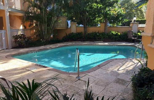 Hendricks and Venice Isles Apartment | Espectacular Location on Las Olas Isle – Near Beach