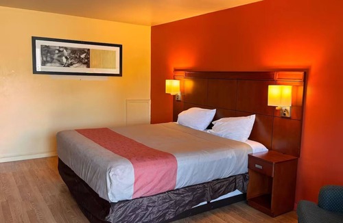 North Newport News Hotel | Essential Room w/King Bed, Microwave & Mini-Fridge – Near Patrick Henry Mall