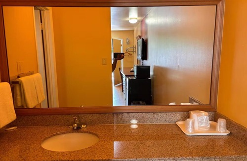 North Newport News Hotel | Essential Room w/King Bed, Microwave & Mini-Fridge – Near Patrick Henry Mall