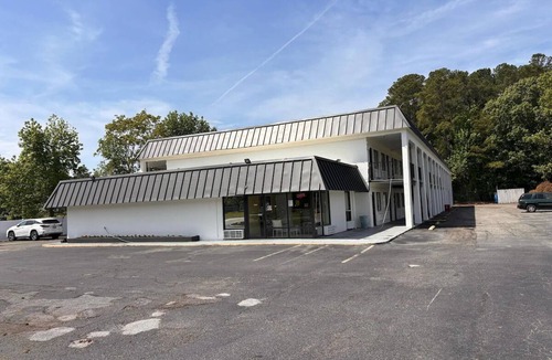North Newport News Hotel | Essential Room w/King Bed, Microwave & Mini-Fridge – Near Patrick Henry Mall