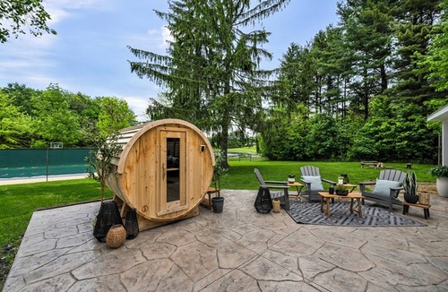 Ravenna House | Evergreen Retreat | 15 Guests | Theater | Rock Wall | Hot Tub | Fenced Yard | Sports Court | Sauna