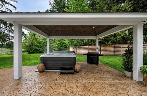 Ravenna House | Evergreen Retreat | 15 Guests | Theater | Rock Wall | Hot Tub | Fenced Yard | Sports Court | Sauna