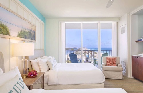 Hollywood Hotel | Everything You Need For The Perfect Vacation! 2 Relaxing Units, Pool, Beachfront