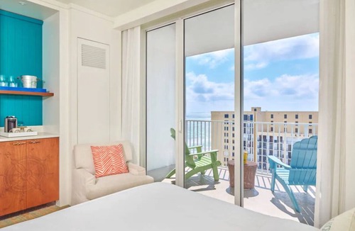 Hollywood Hotel | Everything You Need For The Perfect Vacation! 2 Relaxing Units, Pool, Beachfront