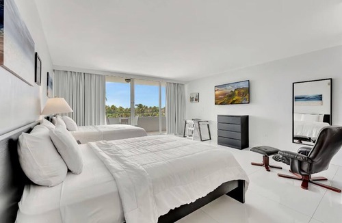Galt Mile Resort | Everything You Need For The Perfect Vacation! Outdoor Pool, Pets Are Welcome!