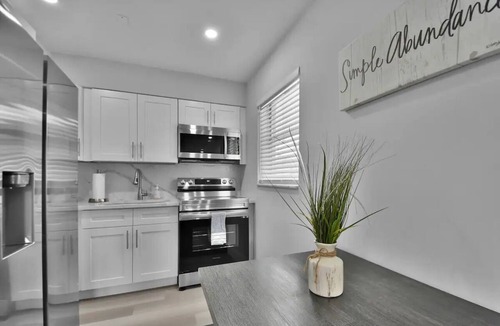 Riverside Park Condo | Exclusive 2 Bedroom Condo- Free Parking