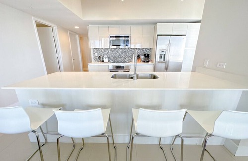 Hallandale Beach Apartment | Exclusive 3 bedrooms apartment w/Amazing View