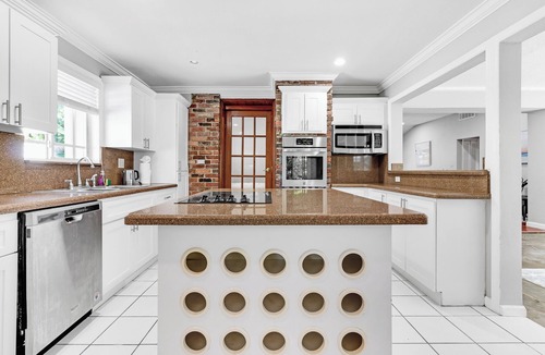 El Portal House | Exclusive 5BR/2BA Florida Retreat – Spacious & Stylish!