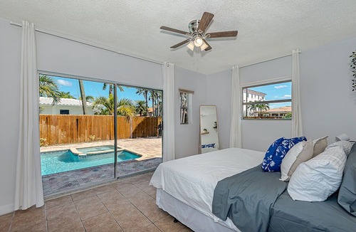 North Bay Village House | ⭐️EXCLUSIVE BLUE HOUSE - 5 BR 3 BR - 👙POOL & BBQ
