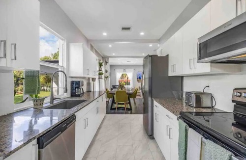 Northeast Miami House | Exclusive! CLEAN 3BD/2BA home in safe area close to everything!