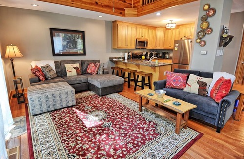 Jefferson Cabin | Experience relaxation in the spacious Phoenix Cabin, Jefferson, NC, perfect for 10 guests.