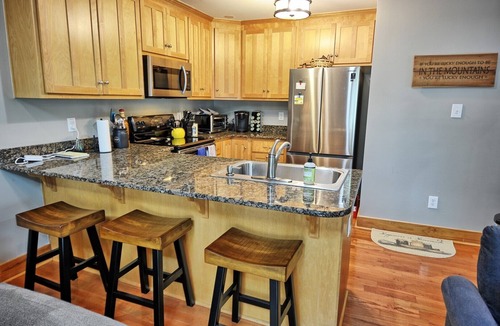 Jefferson Cabin | Experience relaxation in the spacious Phoenix Cabin, Jefferson, NC, perfect for 10 guests.