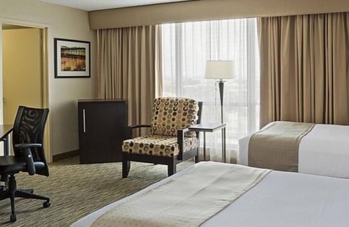 Miami Springs Hotel | Experience Soothing Moments & Luxury! 2 Comfortable Units, Onsite Pool