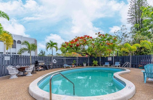 Victoria Park Apartment | Explore Ft Lauderdale|Wi-Fi| Smart TV |Pool Onsite