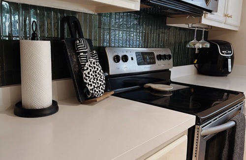Northwest House | Extended Stay Getaway - Minutes to Beaches - Pet-Friendly + Central