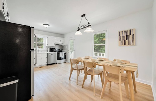 Midlothian House | Extended Stays: 4B2B, Fenced Yard, Dogs OK, Fast WiFi