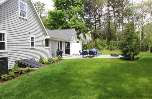 Cotuit House | Fabulous 3BR/3BA vacation house in Cotuit that sleeps 8 and only 1 mile to beach