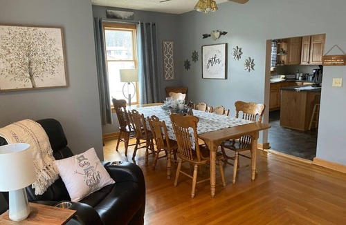 Mill Run House | Fall Getaway Mill Run Inn: Sleeps 12 · 5BR 5BA · Hot Tub Fire Pit Grill Pool